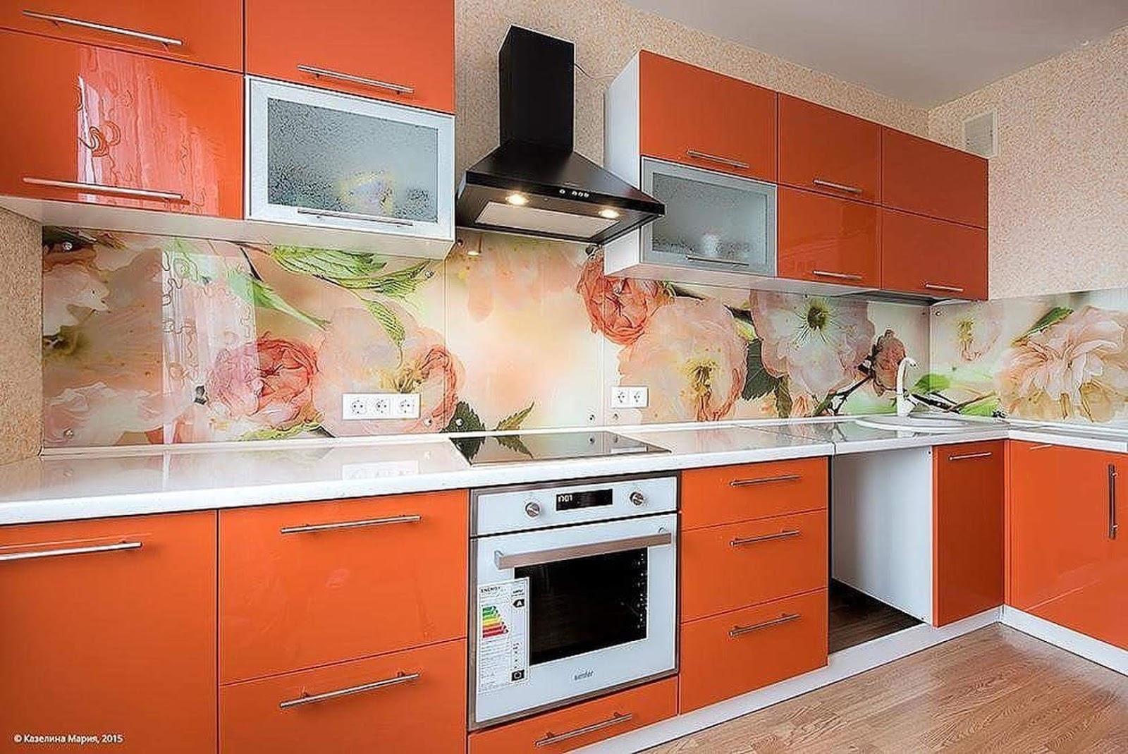 Персиковые кухни с фартуком